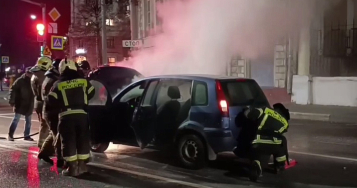 В центре Ярославля горел автомобиль