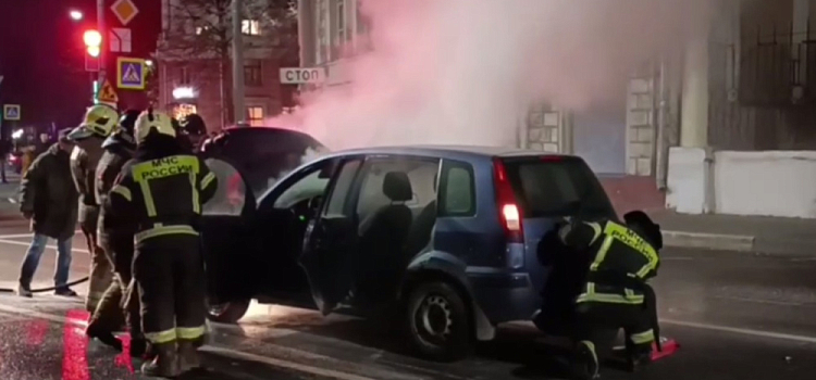 В центре Ярославля горел автомобиль