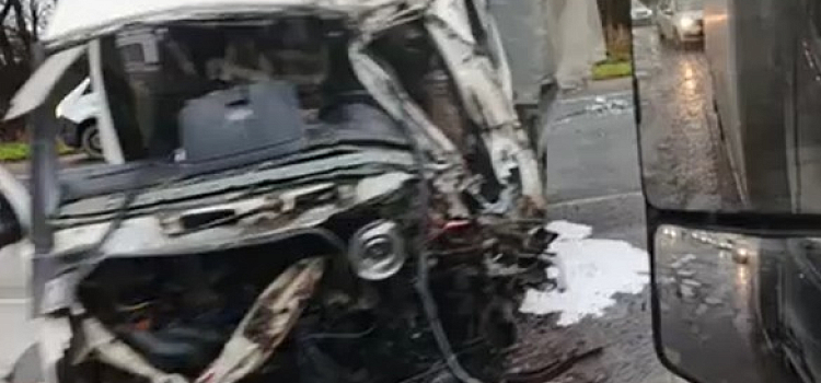 На трассе М-8 под Переславлем столкнулись два грузовика: пострадали водитель и пассажир