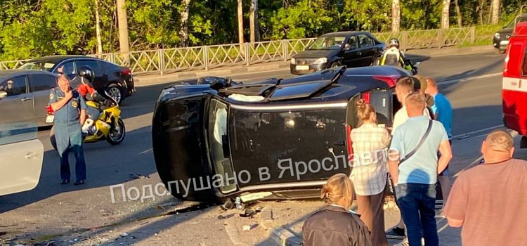 У ТЦ «Тандем» в Ярославле столкнулись две иномарки_273783