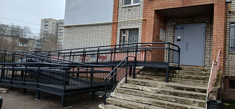 После вмешательства прокуратуры у брагинской высотки оборудовали пандус_307787