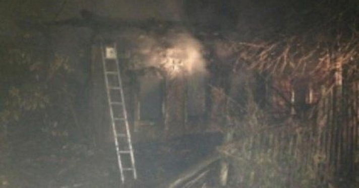 В Рыбинске сгорел нежилой дом: погиб человек 