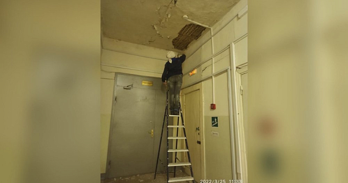 Значительный износ здания: в Ростовской ЦРБ обрушилась штукатурка потолка
