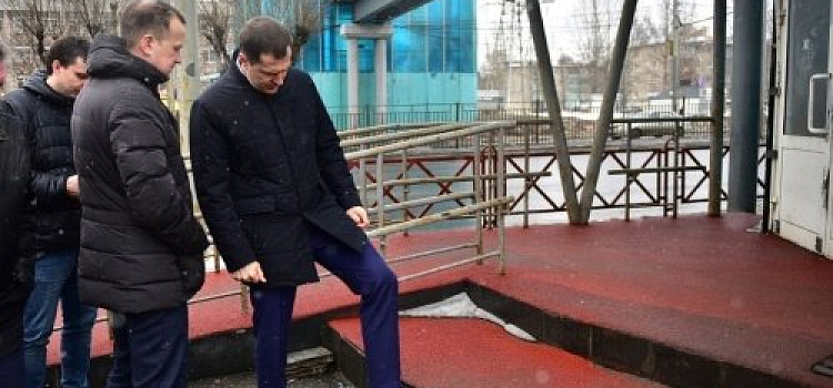 Владимир Волков приступил к замене старых остановок в Ярославле. То же он делал в Переславле, и горожанам не понравилось