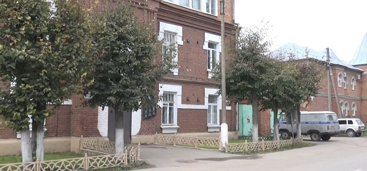 В Ярославской области 18-летний вандал разбил машину и поломал скамейки 