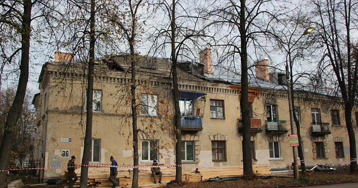 Жители дома в Ленинском районе месяц живут с разобранной крышей