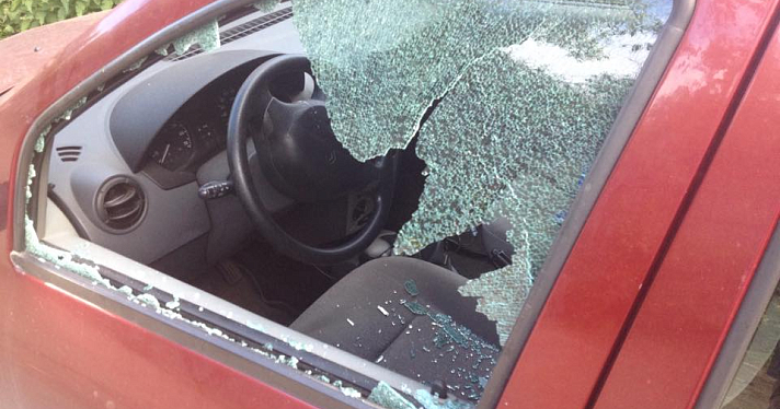  Неизвестные разбили стекло автомобиля депутата Яроблдумы
