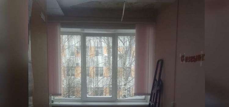 Фото дня. В детской больнице в Ярославле обвалился потолок