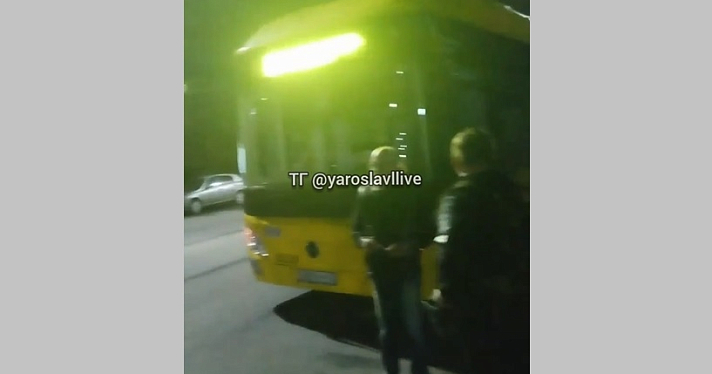 В Ярославле желтый автобус без водителя попал в ДТП