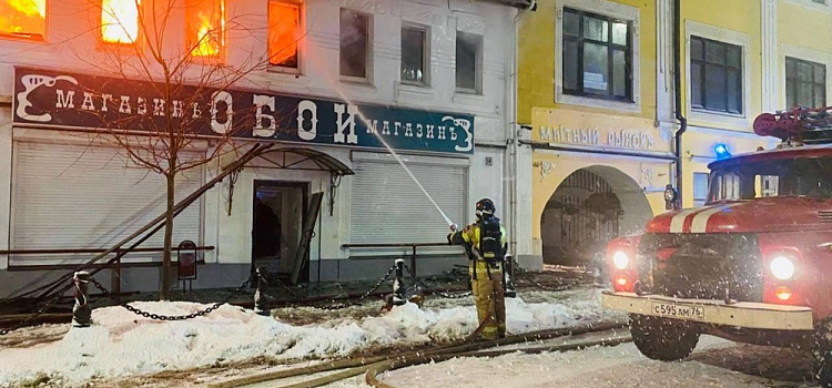 Сгорело 500 квадратных метров: в историческом центре Рыбинска от огня пострадал ансамбль Мучного гостиного двора