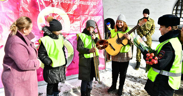 «Цветочный патруль»: ярославские сотрудники ГИБДД поздравили женщин с наступающим праздником_234480