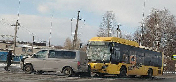 В Ярославле в массовом ДТП с участием автобуса пострадал один человек_292454