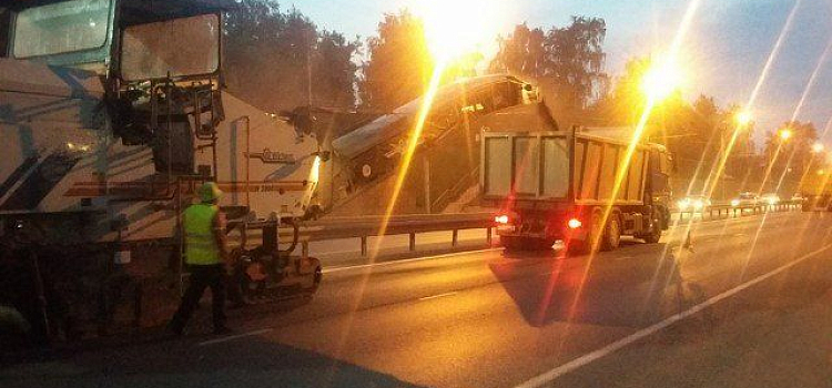 На Московском проспекте Ярославля меняют верхний слой асфальта 