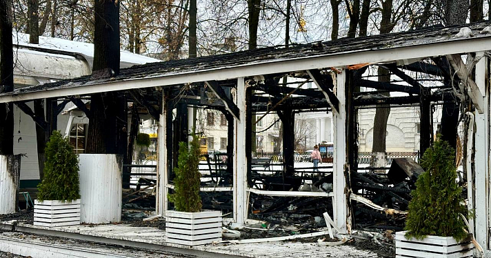В центре Ярославля сгорела веранда кафе_255948
