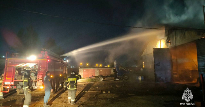 В Ярославле при пожаре в автосервисе пострадали четверо спасателей