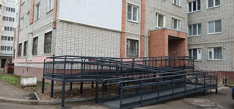 После вмешательства прокуратуры у брагинской высотки оборудовали пандус_307786