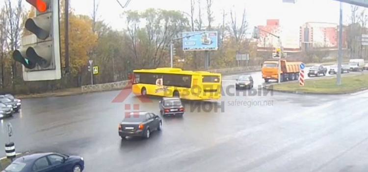 Ярославцы в Сети обсуждают ДТП с участием автомобиля и автобуса