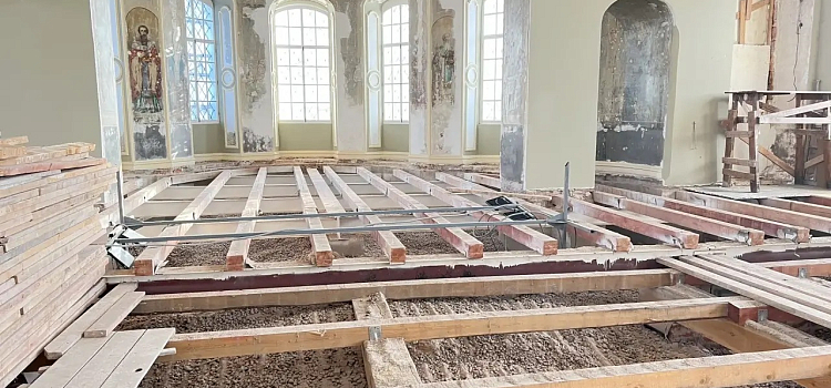 Во время реставрации храма Петра и Павла в Ярославле на потолке проявились трещины_311256