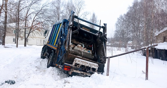 Сложности работы: в Ярославле мусоровозы застревают в нечищенных от снега дворах