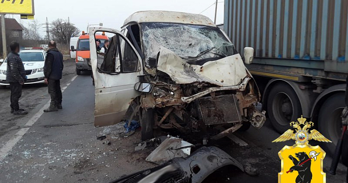 «Газель» влетела в фуру: в Ярославской области в ДТП пострадали три человека