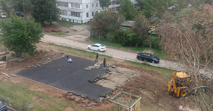 Там оказались трубы: стало известно, зачем в Ярославле срезали асфальт на новой площадке_221173