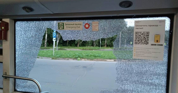 Дети и взрослые напуганы: ярославцы рассказали о стрельбе в окна автобуса
