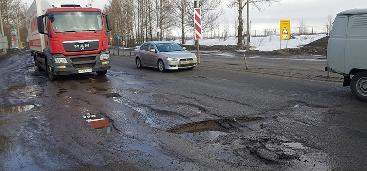 «Две ямы заделали, а две рядом пропустили». Дорожная инспекция ОНФ оценила состояние Суринского путепровода после ремонта литым асфальтом_156686