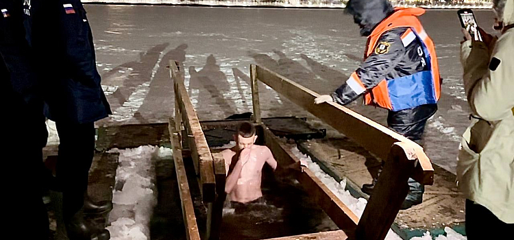 В купальнике в ледяную воду: как ярославцы окунались в крещенские проруби_231259