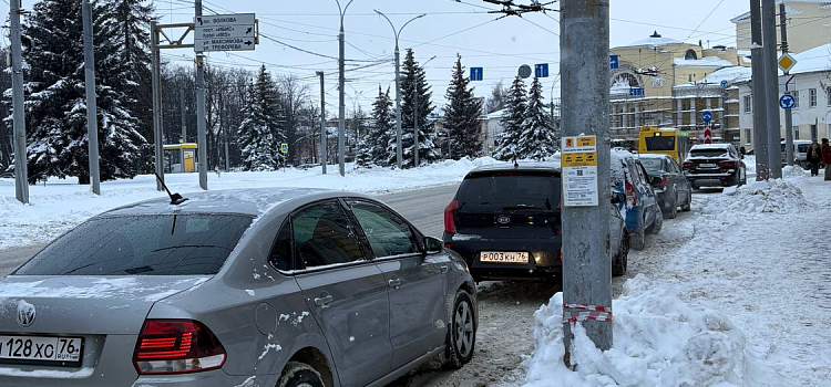 Платные парковки в центре Ярославля сместились на середину дороги _309491