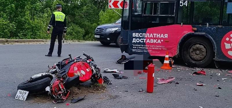 В Рыбинске в ДТП с троллейбусом погиб фельдшер скорой помощи_242482