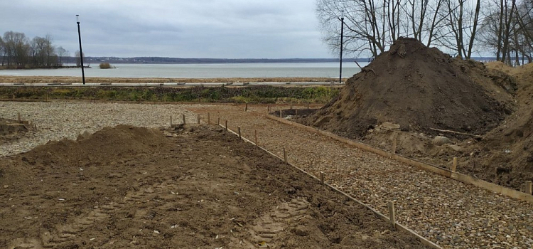 Подводят подрядчики: в Ярославской области второй год подряд не могут завершить благоустройство территории у Плещеева озера
