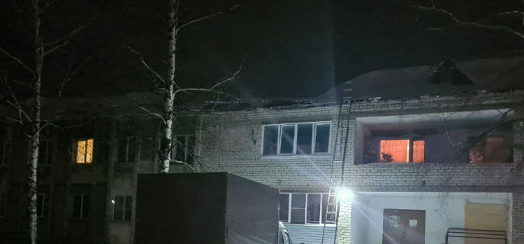 В Ярославской области под тяжестью снега массово рушатся крыши жилых домов_265371
