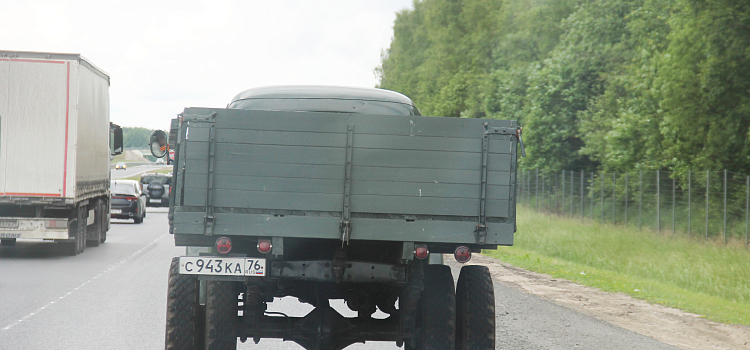 Снова в строю. В Ярославской области прошёл масштабный автопробег машин прошлого века_298164
