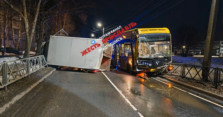 В Ярославле автобус врезался в фургон