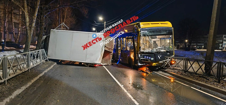 В Ярославле автобус врезался в фургон