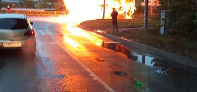 В Ярославле пассажирский автобус выгорел дотла_222426