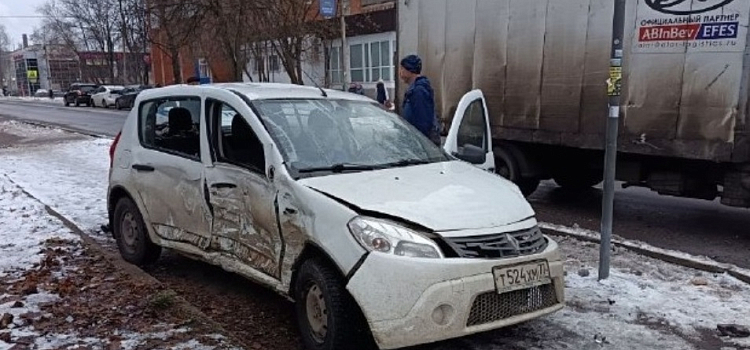 В Рыбинске в тройном ДТП пострадали женщина и ребёнок_307534