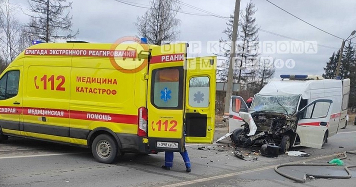 В Ярославле мужчина угнал машину скорой помощи и врезался в фуру_268122
