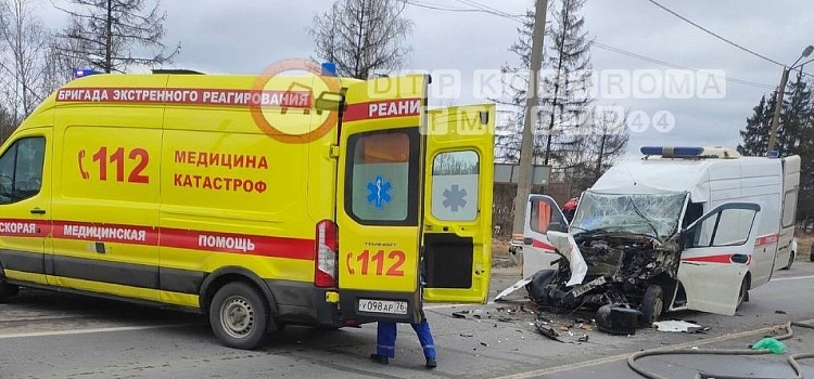 В Ярославле мужчина угнал машину скорой помощи и врезался в фуру_268122