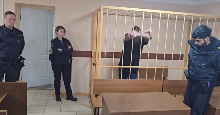 В Заволжском районе Ярославля мужчина с пистолетом отобрал у местного жителя машину