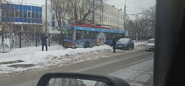 Врезался в забор: в Ярославле троллейбус попал в ДТП