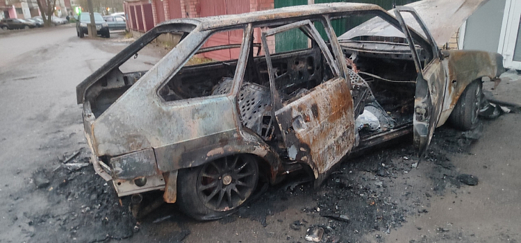 Во Фрунзенском районе Ярославля сгорел автомобиль_225187