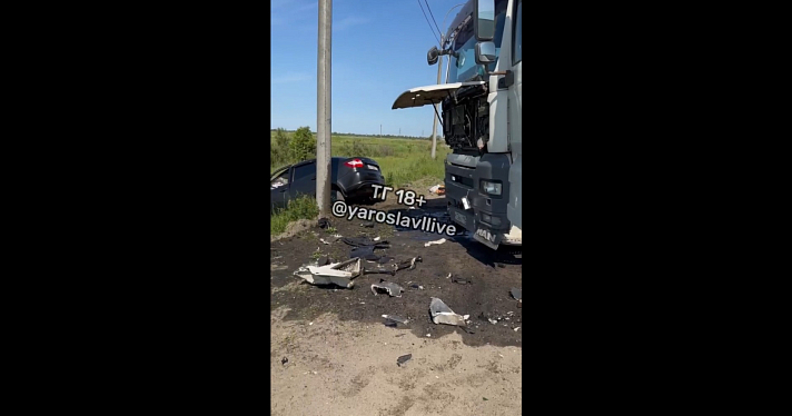 На окружной дороге под Ярославлем в тройном ДТП погиб водитель легковушки_243089