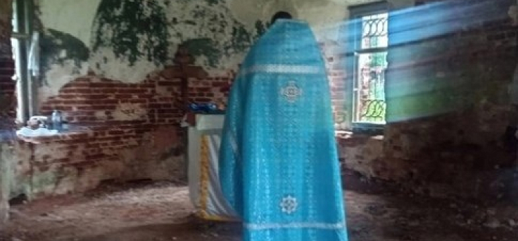 В глубинке Ярославской области во время богослужения в заброшенном храме неожиданно загорелся голубой свет