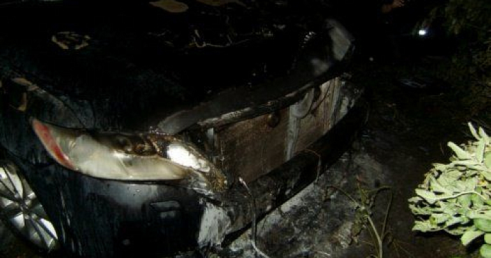 Ночью в Тутаеве сгорел автомобиль 