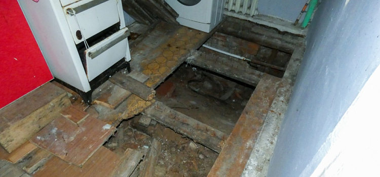 «Закройте дыры в полу линолеумом и живите»: старый дом на Пятерке не хотят признавать аварийным