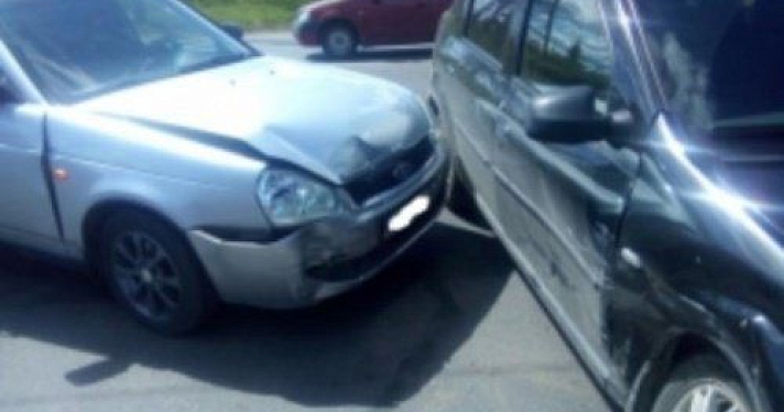 В Рыбинске столкнулись Renault Logan и Lada Priora: есть пострадавший 