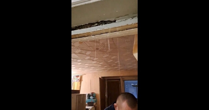У ярославцев протекает крыша: из-за неожиданно пришедшего потепления квартиры жителей города затопляет оттаявший снег_234958