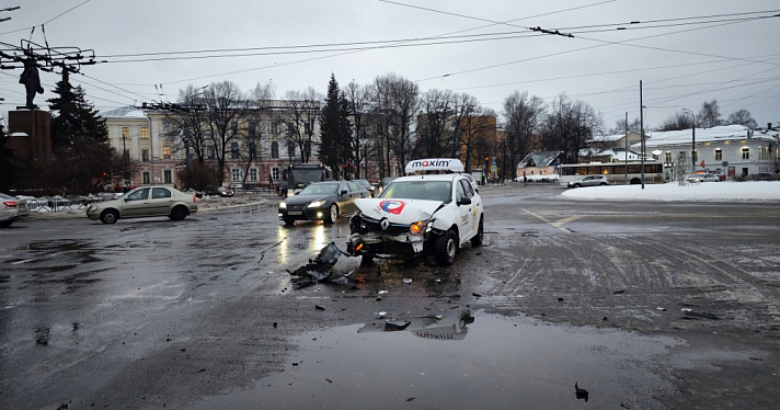Последствия гололеда: в Ярославле в ДТП угодил автомобиль такси, автобус вынесло с дороги