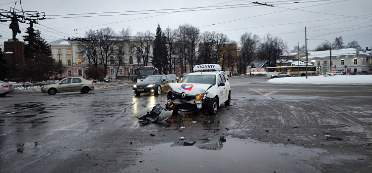 Последствия гололеда: в Ярославле в ДТП угодил автомобиль такси, автобус вынесло с дороги